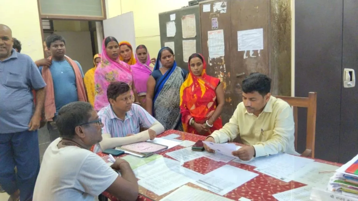 CM महिला रोजगार योजना ठगी: महिलाओं से वसूले पैसे, मचा हंगामा